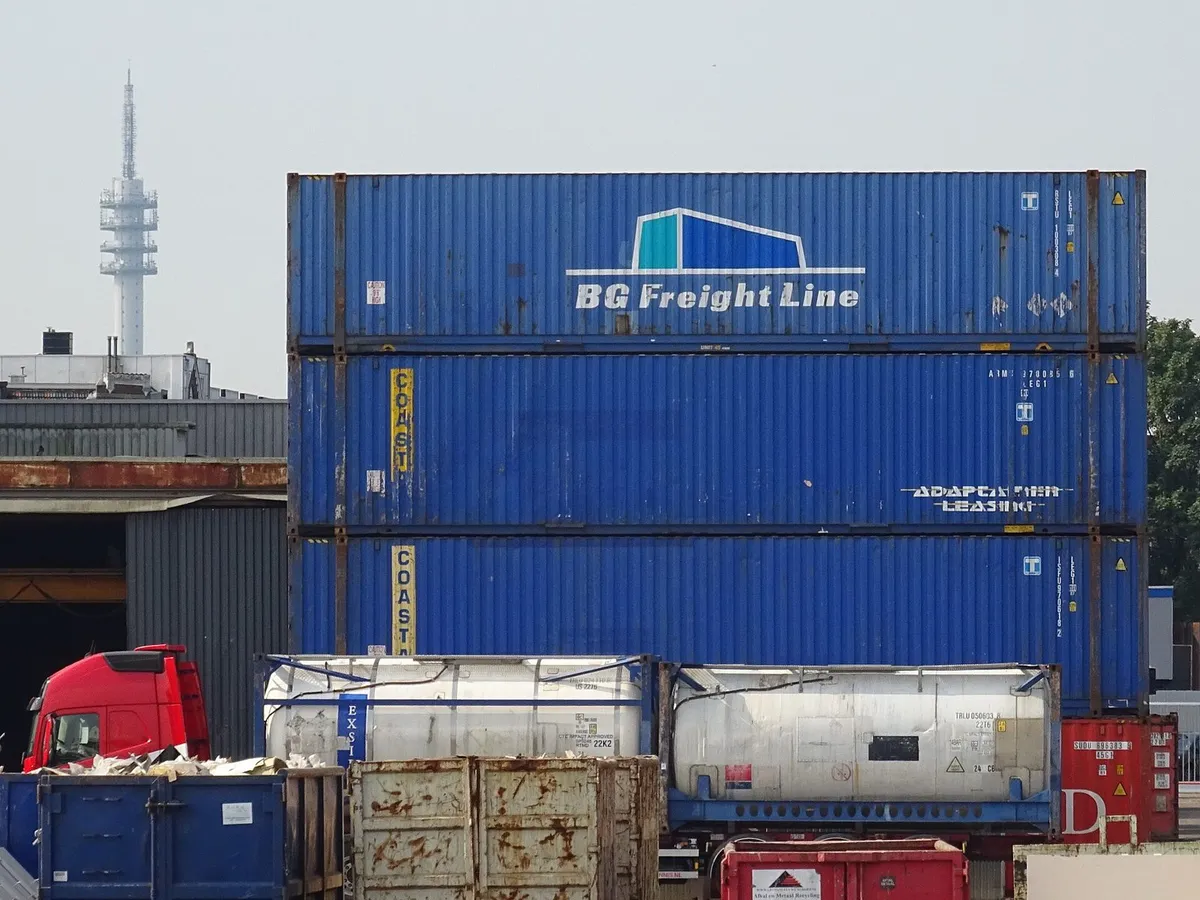 shipping containers port
