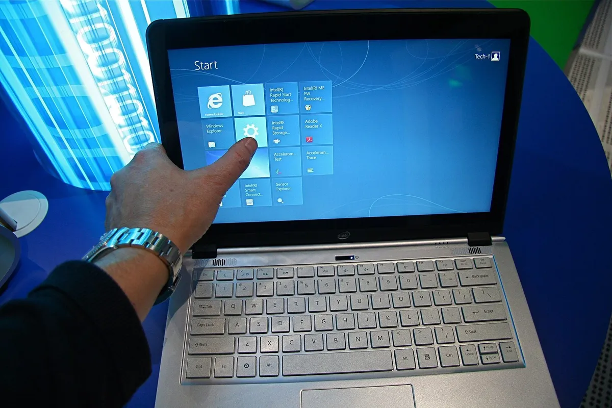 laptop keyboard Windows screen