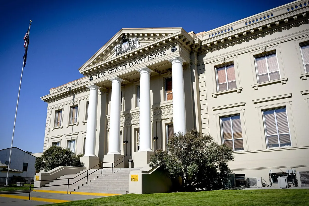courthouse columns facade