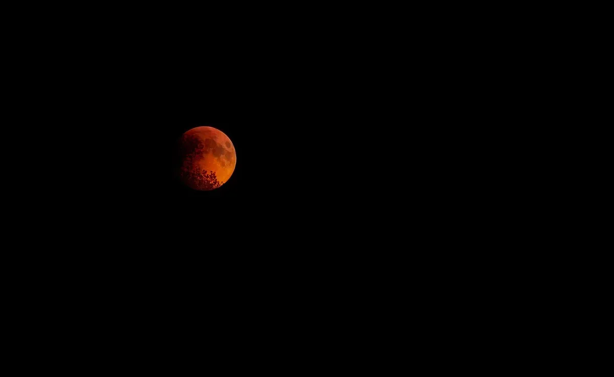 red lunar eclipse