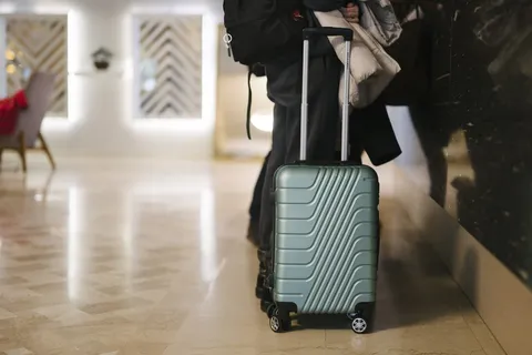 Expedia Group Faces Headwinds: Stock Tumbles After Mixed Earnings Amid Travel Market Challenges